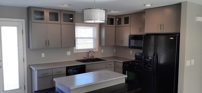 Building Photo - HURRY THIS WON'T LAST LONG! Gorgeous 3 bed, 2 bath in beautiful Parkville!