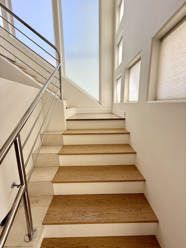 Building Photo - 3744 Ocean Dr