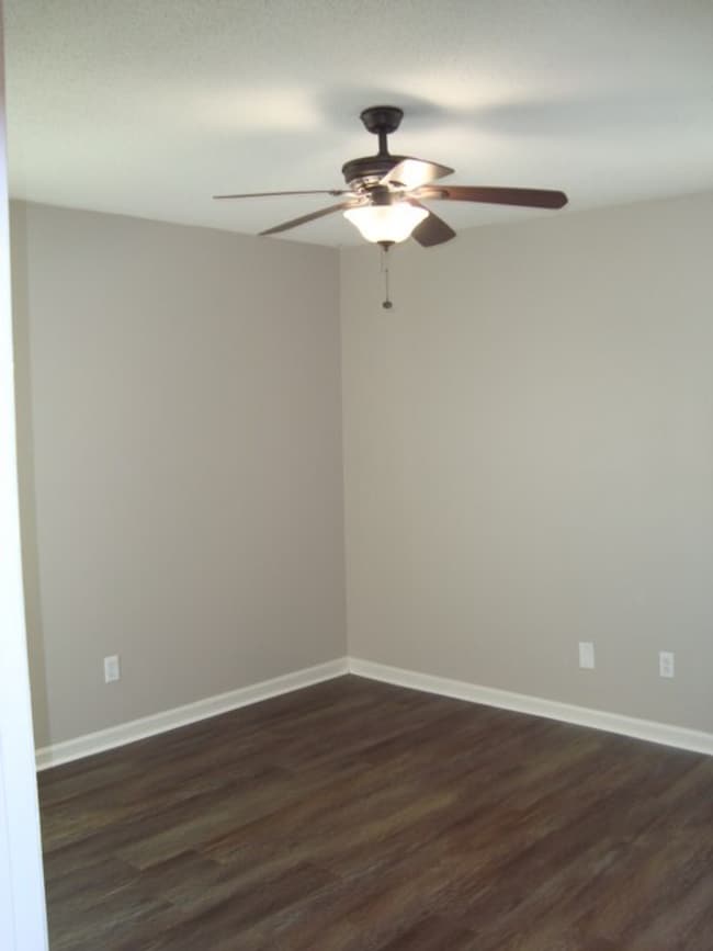 Building Photo - Renovated 4 bedroom available now to rent!