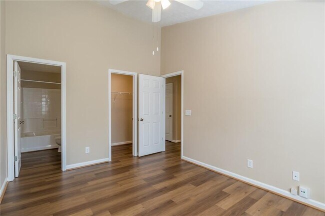 Building Photo - 2375 Lexington Ln