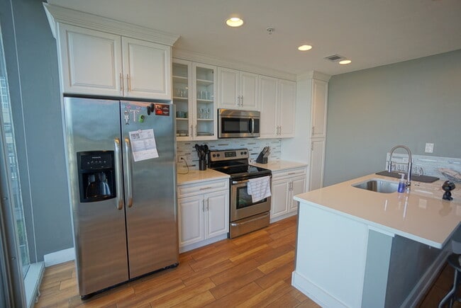 Building Photo - Downtown Tampa Luxury 1BR Condo at Skypoint