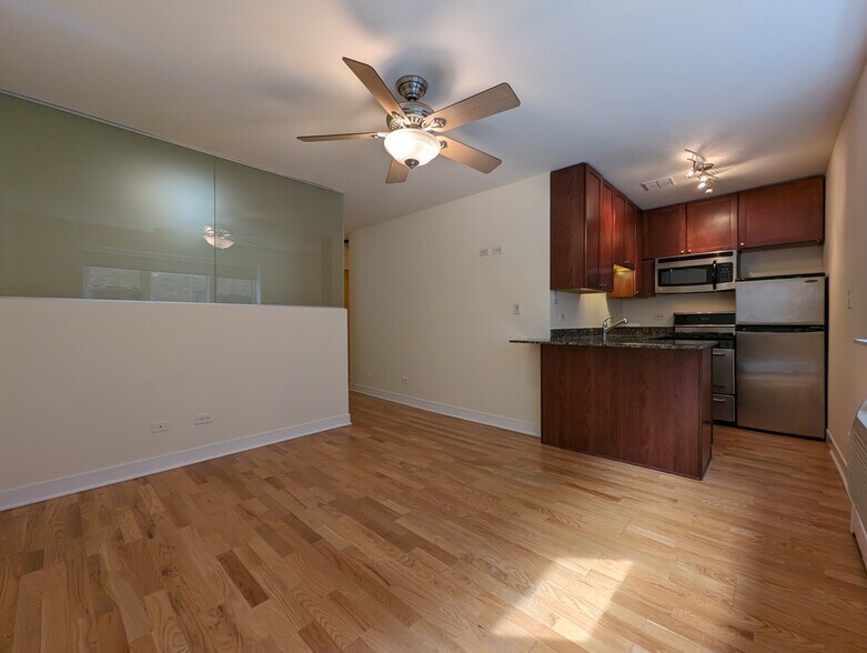 Building Photo - 618 W Wrightwood Ave