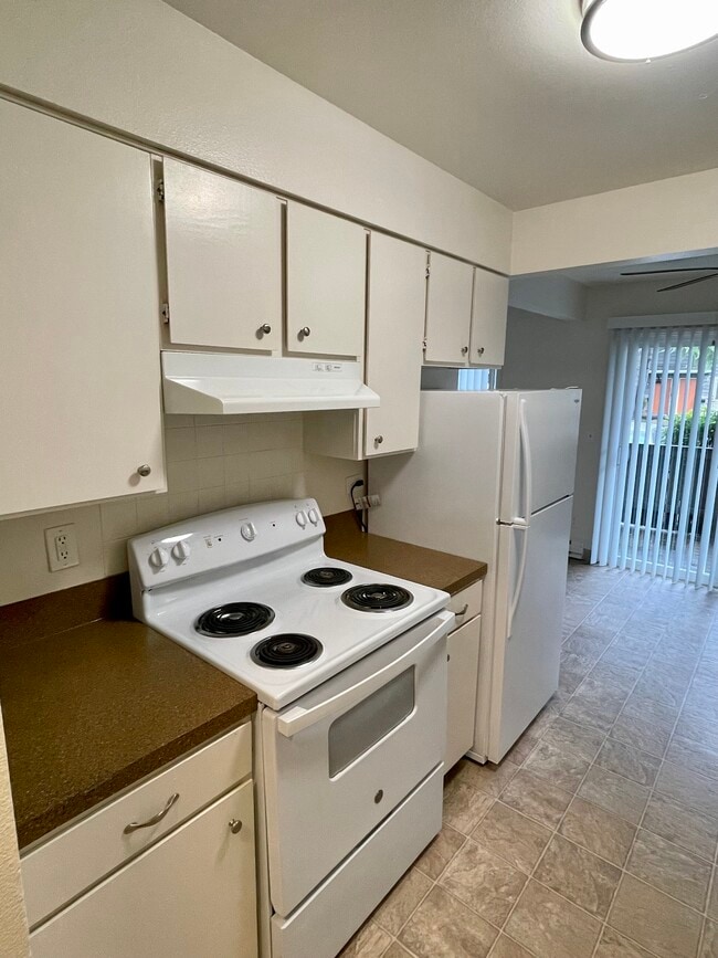 Building Photo - Valley Oaks Apartments