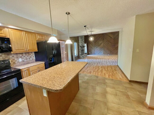Building Photo - Large 3 bed / 2 bath Available Now!
