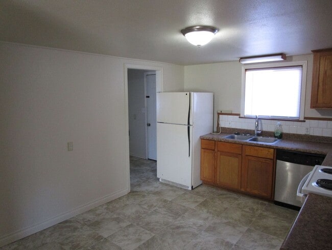 Building Photo - *PRICE REDUCED* 2 Bedroom Home with Large ...