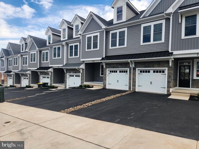 Building Photo - 328 Foxtail Ln