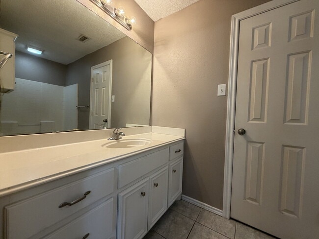 Building Photo - "Charming 3-Bed, 3-Bath Home in Lubbock – Spacious 1,575 Sq Ft Retreat!"