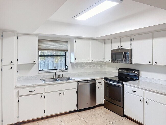 Building Photo - 10597 101st Ave