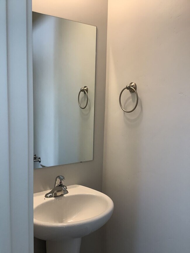 Building Photo - Townhome in Prime Spanish Fork Location