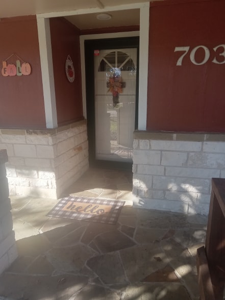 Building Photo - 703 E 10th St