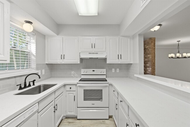 Building Photo - 13010 Trail Hollow Dr