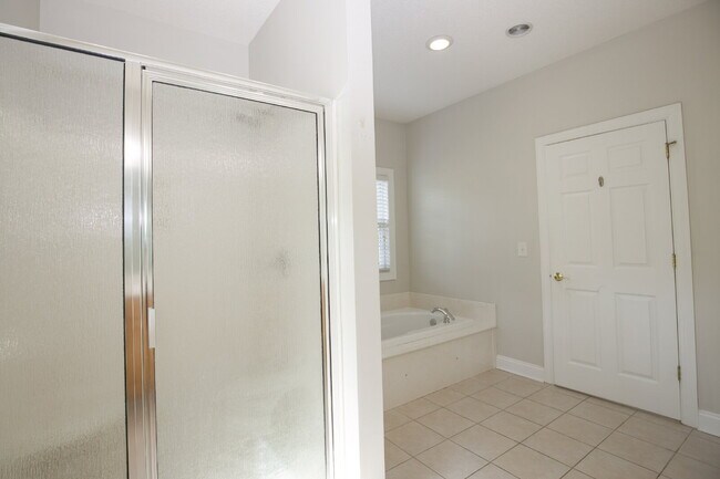 Building Photo - "Spacious 3-Bedroom Retreat with 3200 Sq Ft of Comfort in Seven Lakes!"