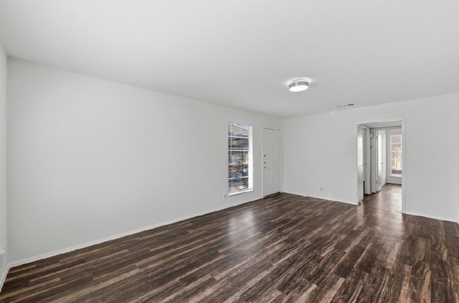 Building Photo - 2/1 Duplex in South Austin!