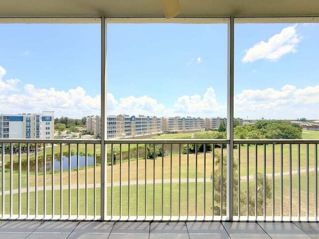 Building Photo - 1200 Country Club Dr