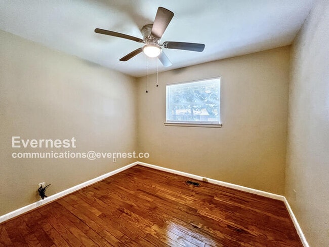 Building Photo - 401 Oak Ln