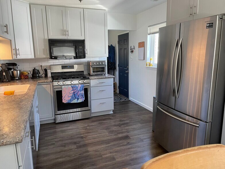 Kitchen and rear entrance - 9291 High St