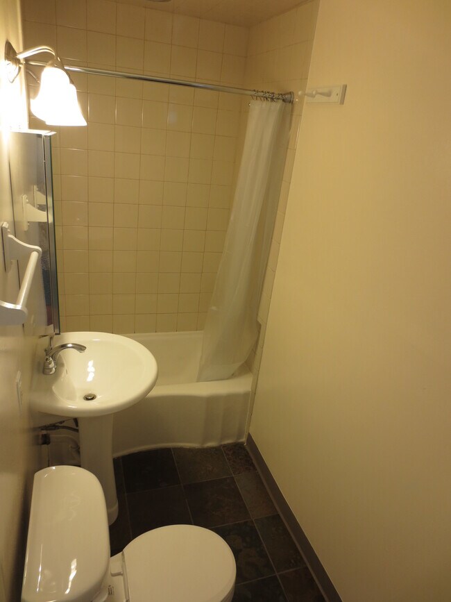 Full Bathroom - 2453 W Wilson Ave