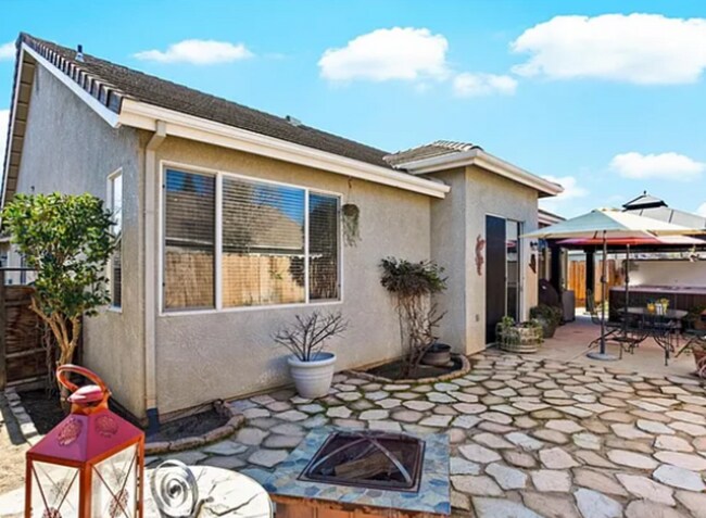 Building Photo - 2085 Pinehurst Ct