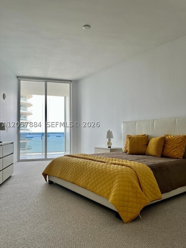 Building Photo - 16001 Collins Ave