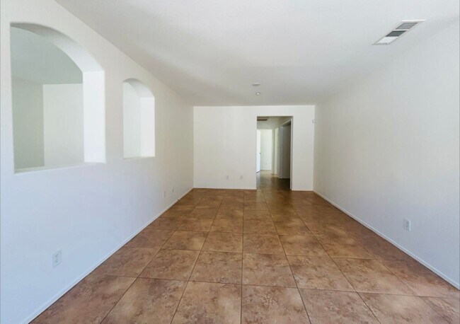 Building Photo - 15627 Lasselle St