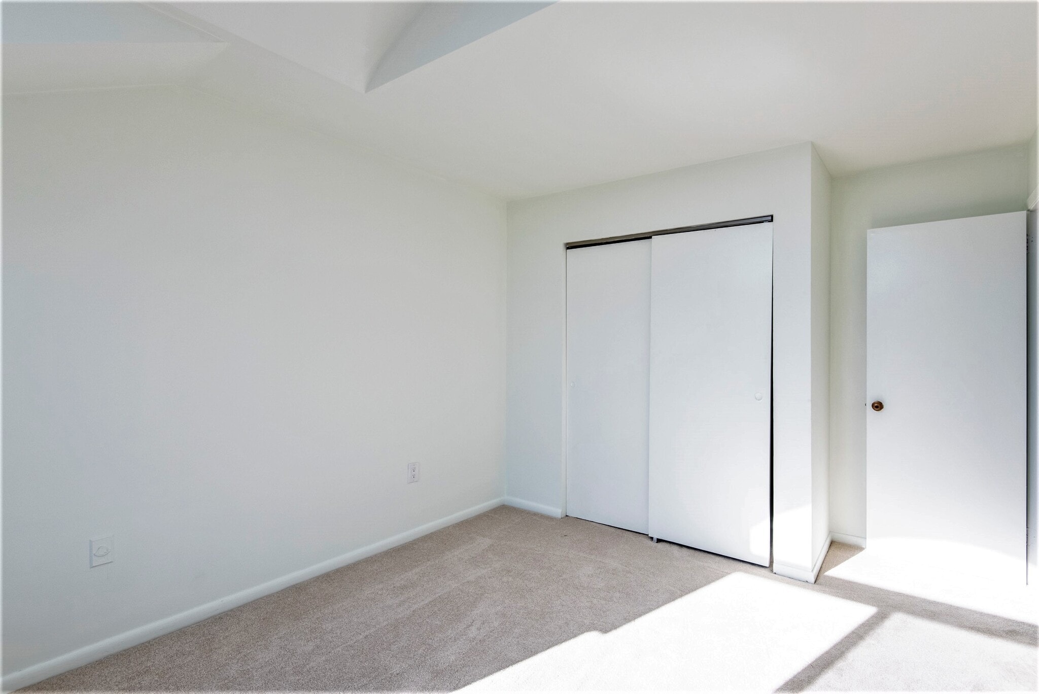 Building Photo - 327 Monroe St