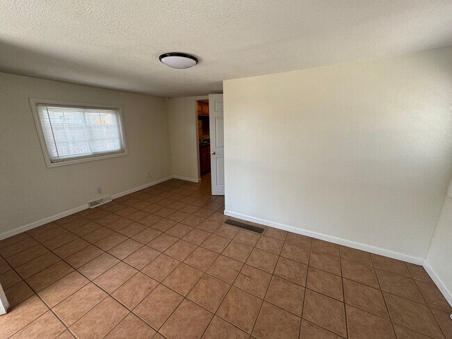 Building Photo - Charming 2 bedroom House