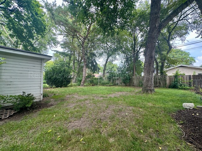 Building Photo - Charming Royal Oak 3-Bed with Sunroom, Dec...