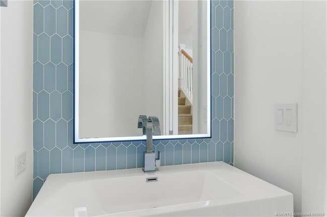 Building Photo - 55 SE Seminole St