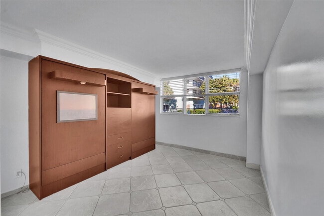 Building Photo - 1239 Hillsboro Mile