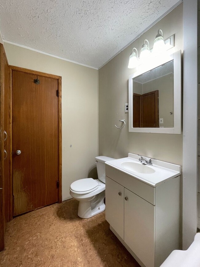 Building Photo - Updated Brick 3-Bedroom