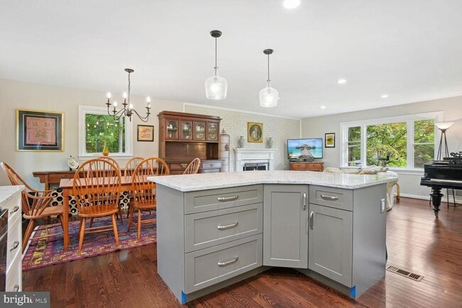 Building Photo - 6542 Hitt Ave