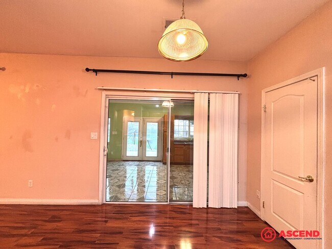 Building Photo - Lovely 5 Bedroom Home In River Oaks Area!