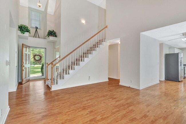 Building Photo - NEW PRICE and $500 off second full month's rent with a signed lease beginning in August!
