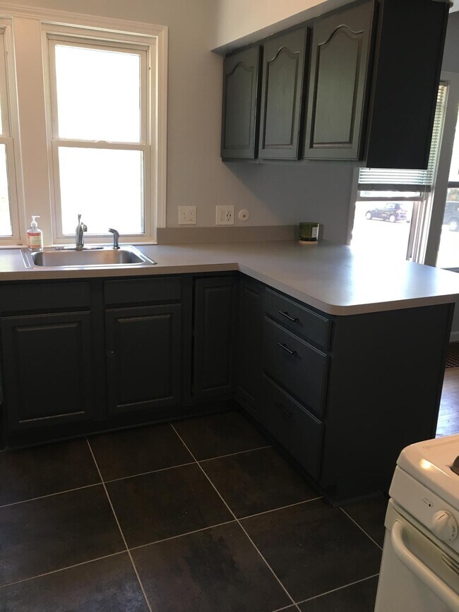 Building Photo - 401 E Cambourne St