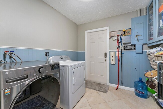 Building Photo - 5854 SE Orange Blossom Trail