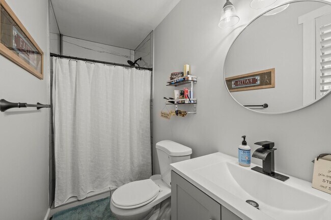 Building Photo - BEAUTIFULLY REMODELED, CONVIENENTLY LOCATE...