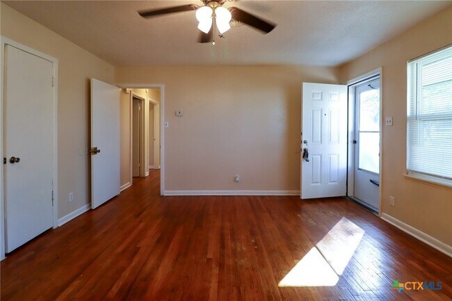 Building Photo - 2701 Hillside Dr