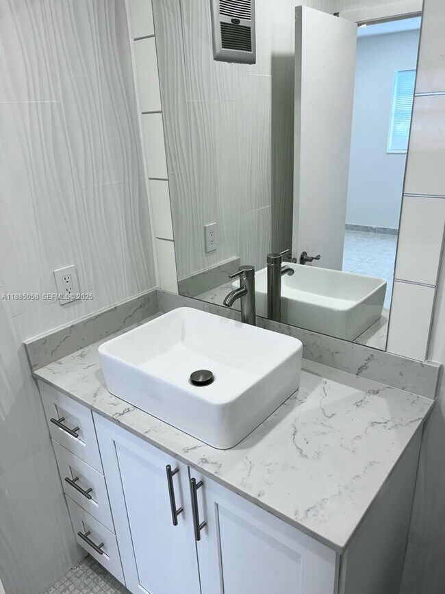 Building Photo - 5051 W Oakland Park Blvd