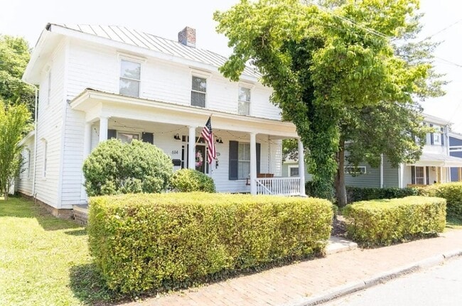 Building Photo - 614 Norwood St