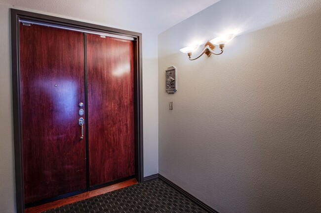 Building Photo - Absolutely stunning high rise loft at Metr...