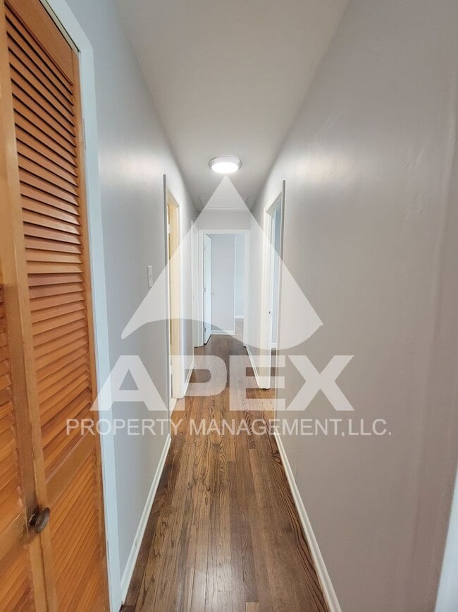 Building Photo - Renovated - 3 Bd 1 Ba Single Family home i...