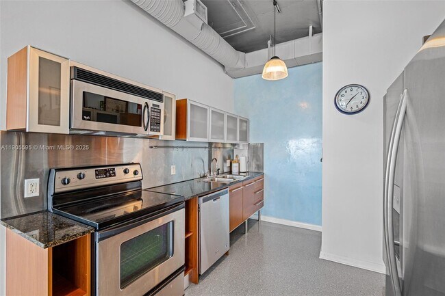 Building Photo - 10 SW South River Dr