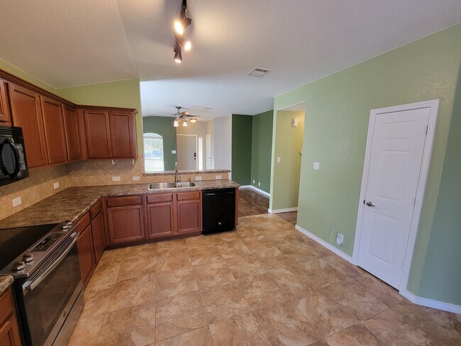 Building Photo - 2123 Wiltshire Dr