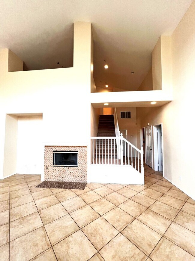Building Photo - Beautiful 4 Bedroom, 3 Baths Single Family Home In North Fontana for Lease