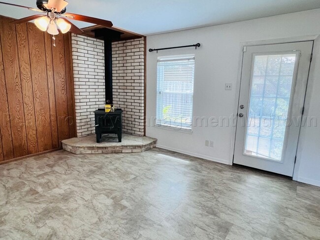 Building Photo - Charming 2 bedroom 1-bathroom Duplex unit features a prime location