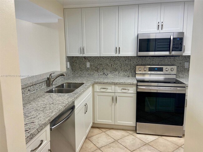 Building Photo - 8881 Fontainebleau Blvd