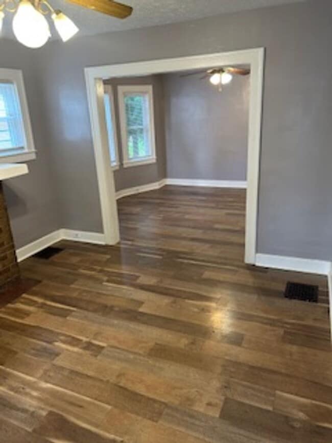 Building Photo - 2 Bedroom 1 Bathroom Home Available Now