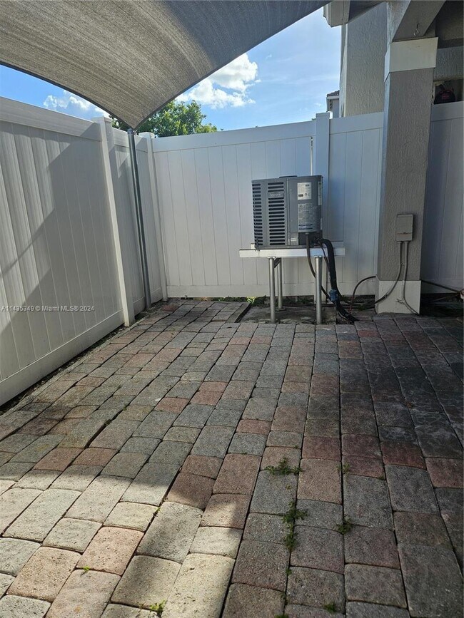 Building Photo - 12611 SW 54th Ct