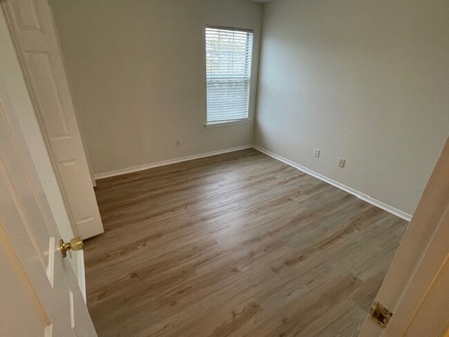 Building Photo - Four Bedroom Town Home with Two Car Garage in University Park-Renovated!