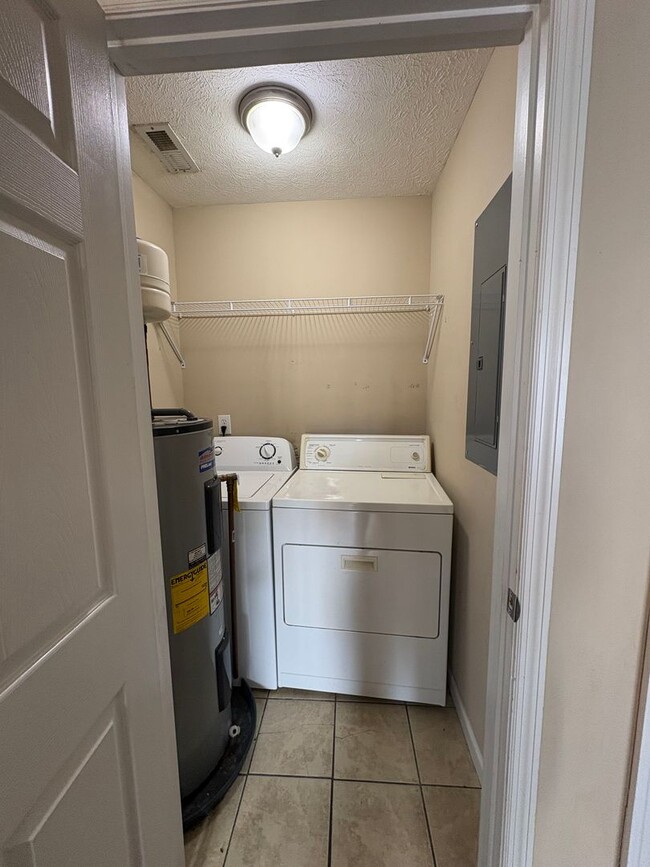 Building Photo - 2 bedroom 1 Bath Apartment